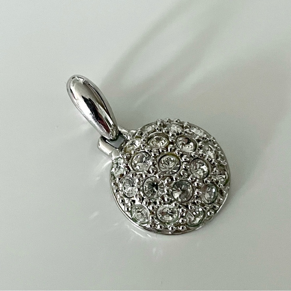 ARTISTRY Crystal Round Pendant Silver Tone Rhodium Plated